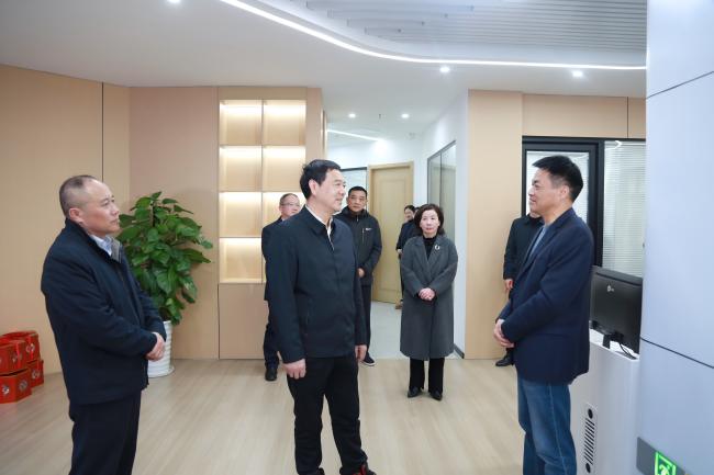 市人大常委會(huì)主任周東明蒞臨安慶港華開展新春慰問